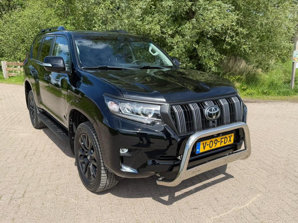 Toyota Land Cruiser 150 2.8 D-4D-F Professional Black line W, Auto's, Automaat, Gebruikt, 4 cilinders, 2337 kg