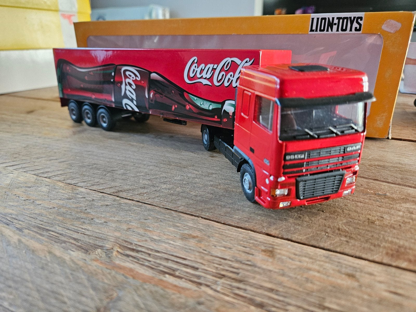 Lioncar Daf XF Coca-Cola flestrailer 1:50 ovp, Ophalen of Verzenden, Zo goed als nieuw, Bus of Vrachtwagen, Lion Toys