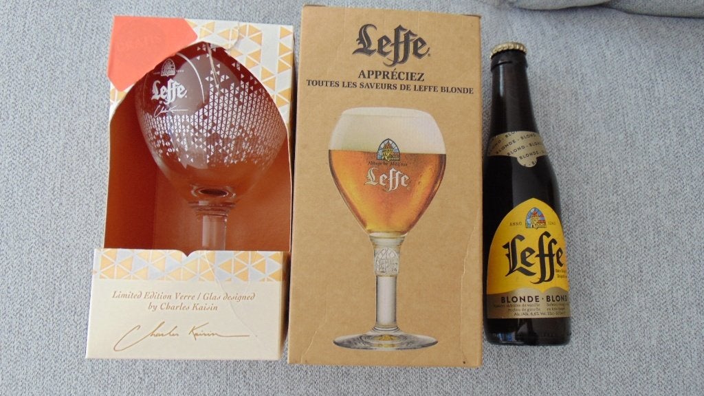 2 Leffe glazen met een oude Leffe, Ophalen of Verzenden, Zo goed als nieuw, Glas of Glazen, Leffe