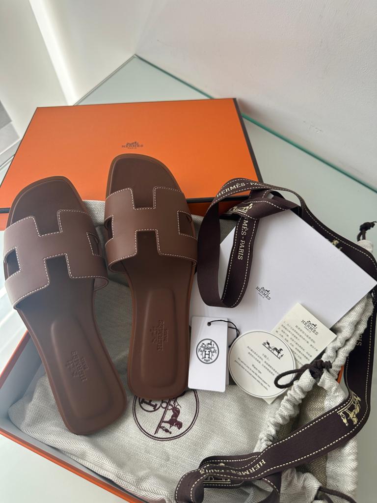 Hermès Oran Sandalen Maat 38 - Nieuw in Doos, Ophalen of Verzenden, Nieuw, Bruin, Sandalen of Muiltjes