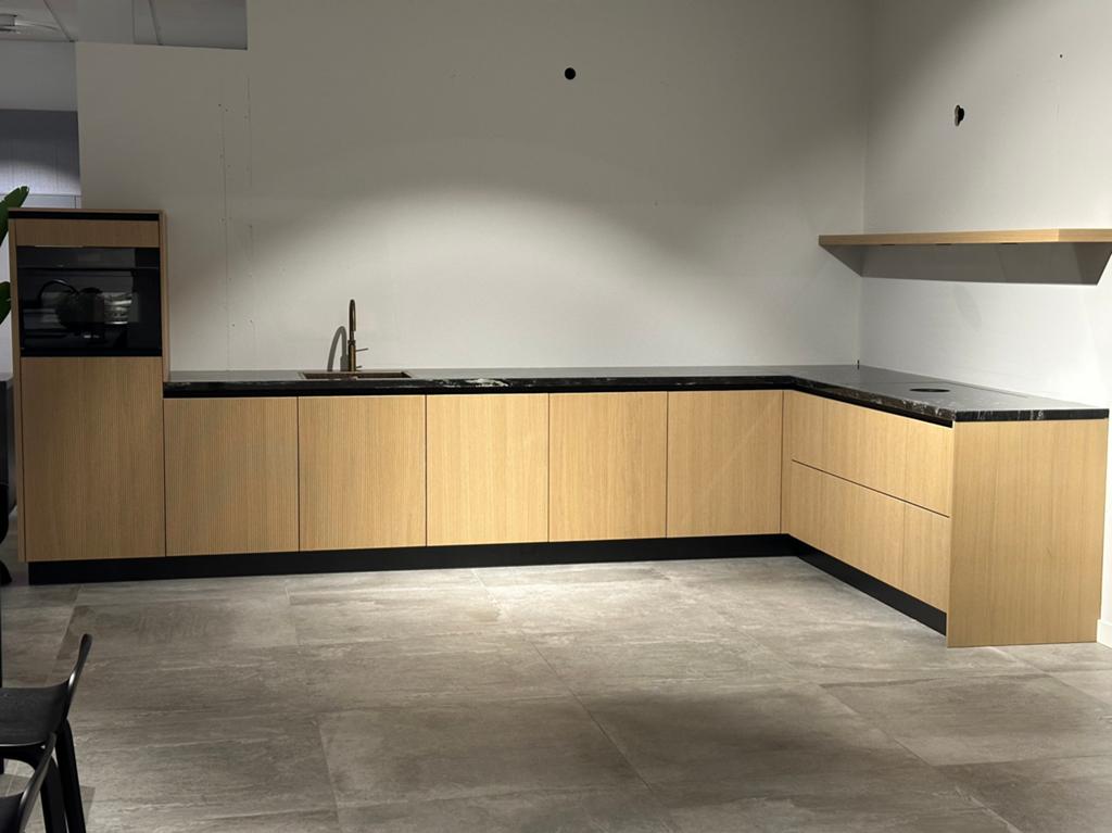 Ribbelfront showroomkeuken met graniet werkblad, Ophalen, Overige kleuren, Hoekkeuken, Greeploos