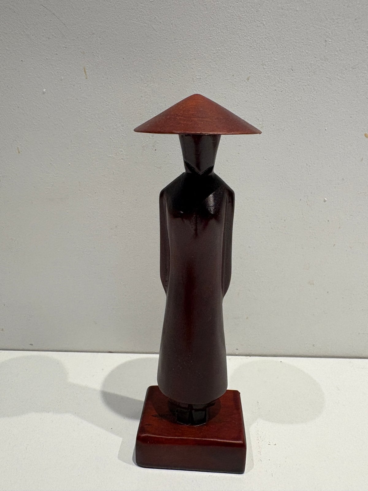 Houten beeldje Aziatische figuur met hoed, Antiek en Kunst, Kunst | Beelden en Houtsnijwerken, Minder dan 20 cm, Ophalen of Verzenden