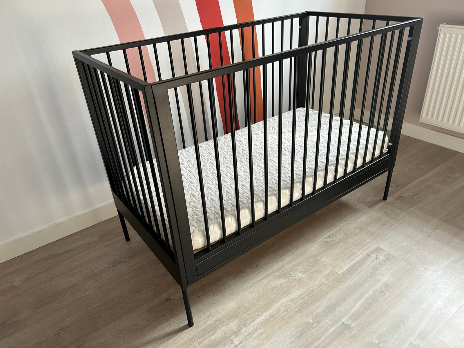 Zwart ledikant van Coming Kids + matras met wasbare hoes, Kinderen en Baby's, Babywiegjes en Ledikanten, Ophalen, Gebruikt, Ledikant