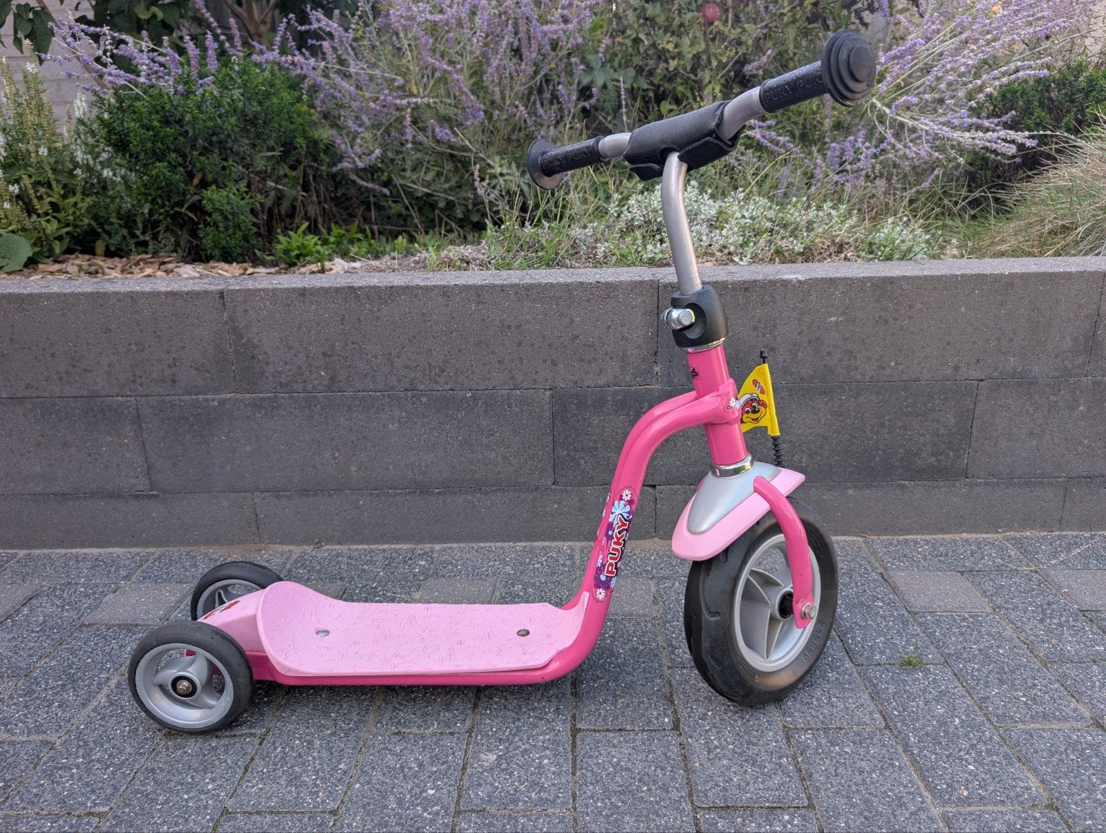 Puky Step drie wielen roze met kinbeschermer en vlaggetje, Fietsen en Brommers, Ophalen, Gebruikt, Gewone step, Puky