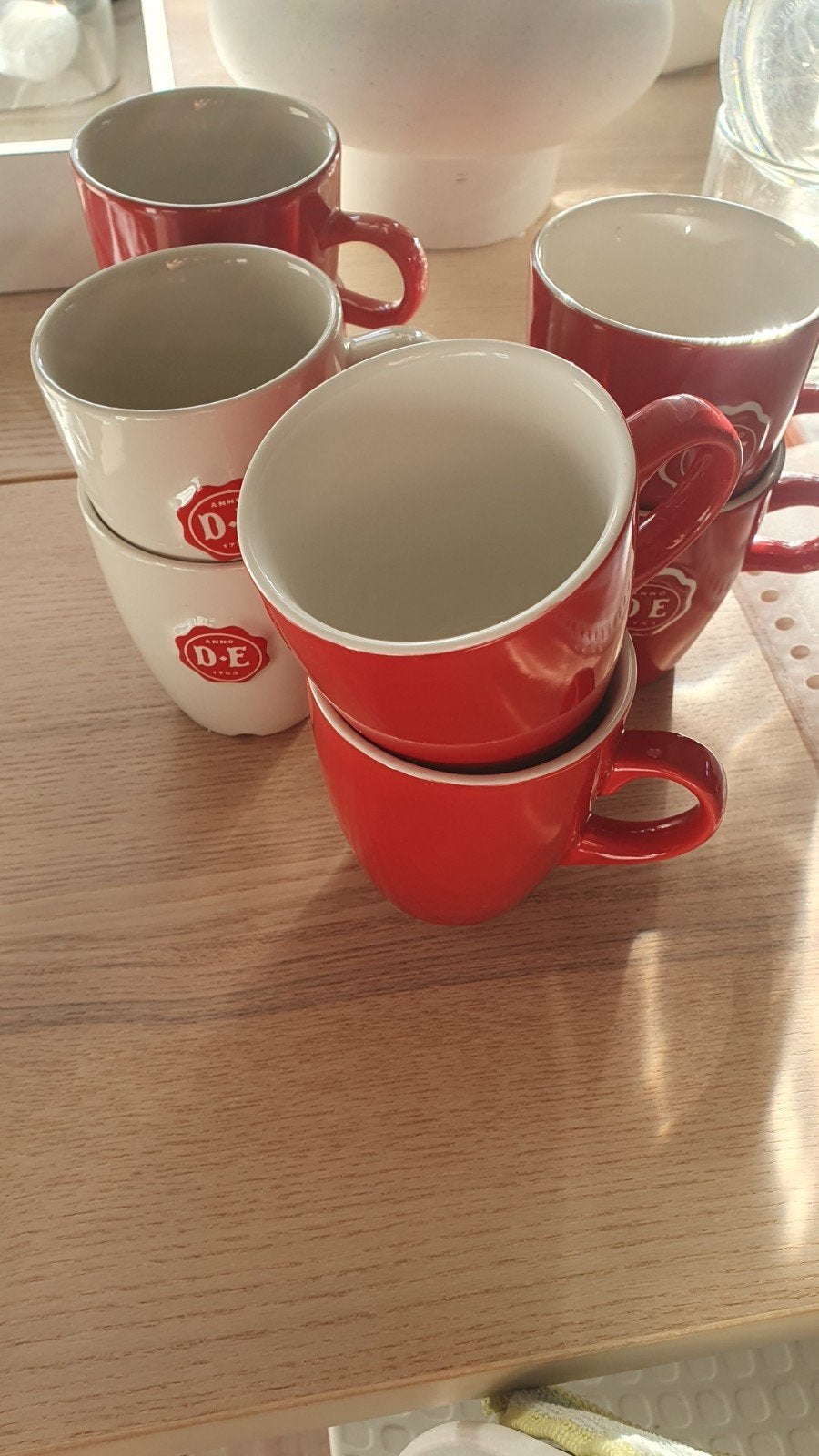 8 Douwe Egberts koffiemokken, rood en wit, Nieuw, Ophalen of Verzenden, Overige stijlen, Kop(pen) en/of Schotel(s)