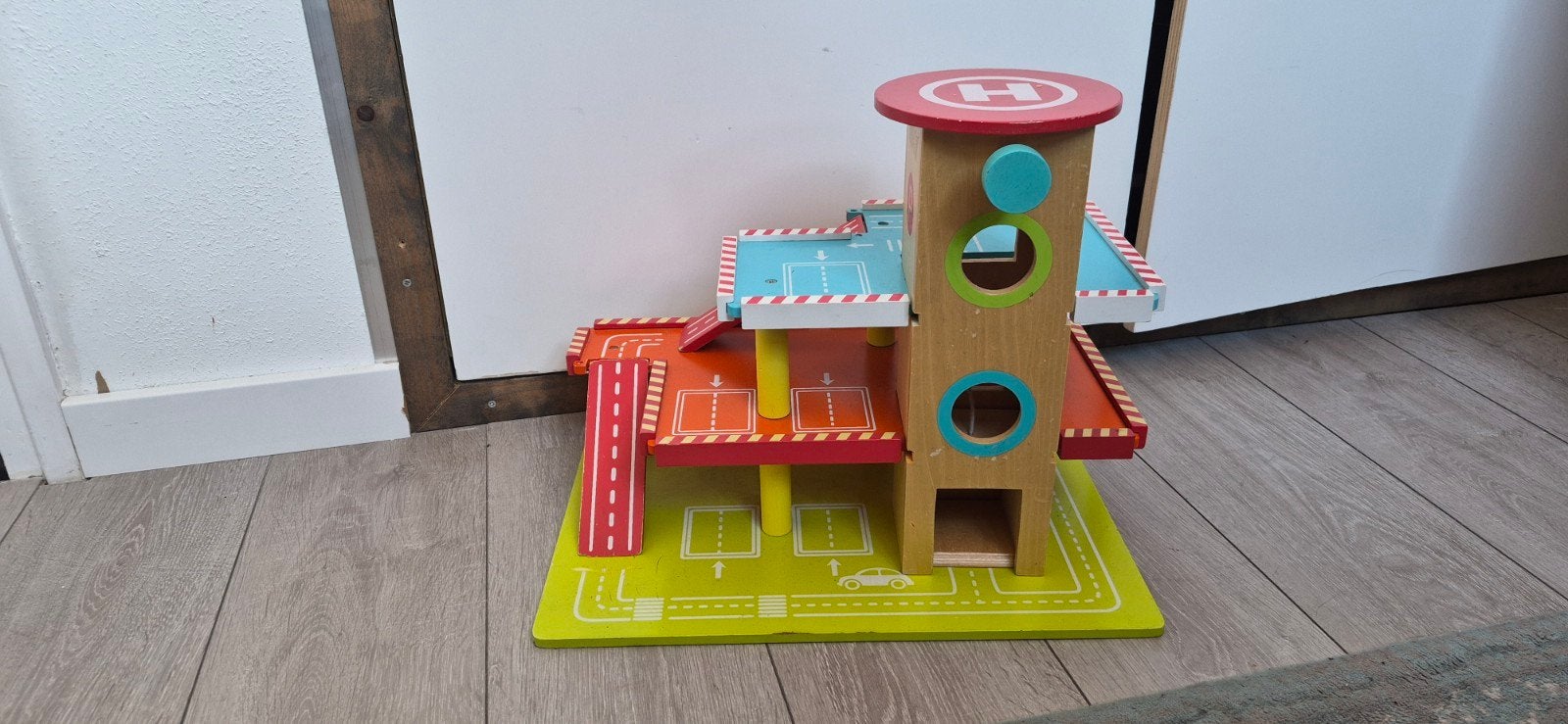 Houten parkeergarage met helikopterplatform, Ophalen