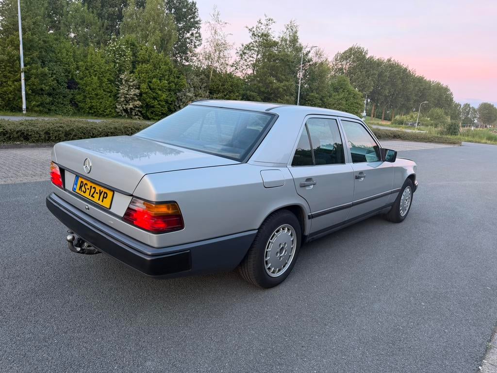 Mercedes-Benz 200-Serie 2.3 230 E AUT 1987 Grijs, Auto's, Mercedes-Benz, Automaat, 4 cilinders, 1290 kg, 2299 cc