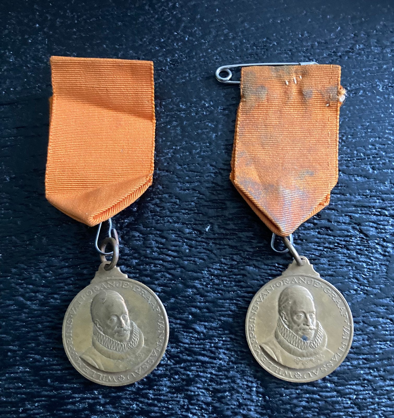 2x herdenkings penning Willem van Oranje 1933, Ophalen of Verzenden, Gebruikt