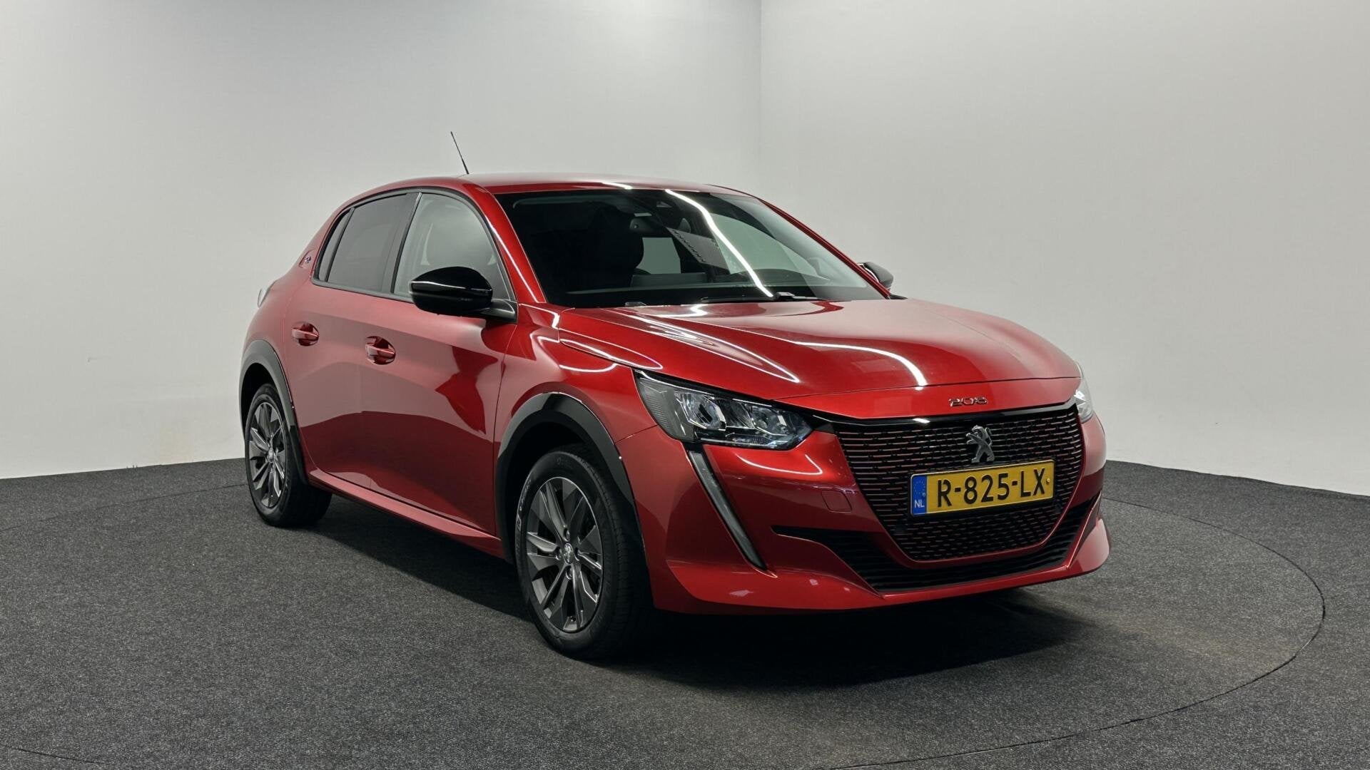 Peugeot e-208 EV Allure Pack 50 kWh 94% SOH CAMERA CARPLAY N, Auto's, Peugeot, 136 pk, Gebruikt, Zwart, Met garantie (alle)
