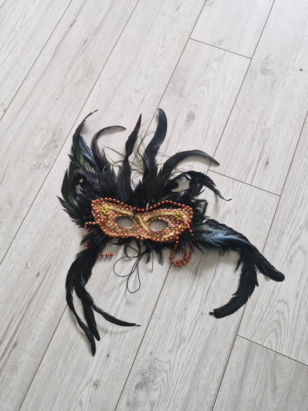Venetiaans Masker met Veren en Kralen - Feest & Carnaval, Ophalen of Verzenden, Gebruikt, Feestartikel, Carnaval