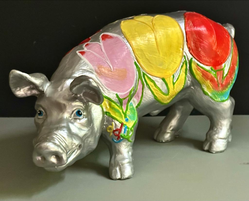 Vrolijk varken met tulpen van Ad Verstijnen, Cobra stijl, Antiek en Kunst, Verzenden, Kunststof, Zoogdier, 20 - 50 cm