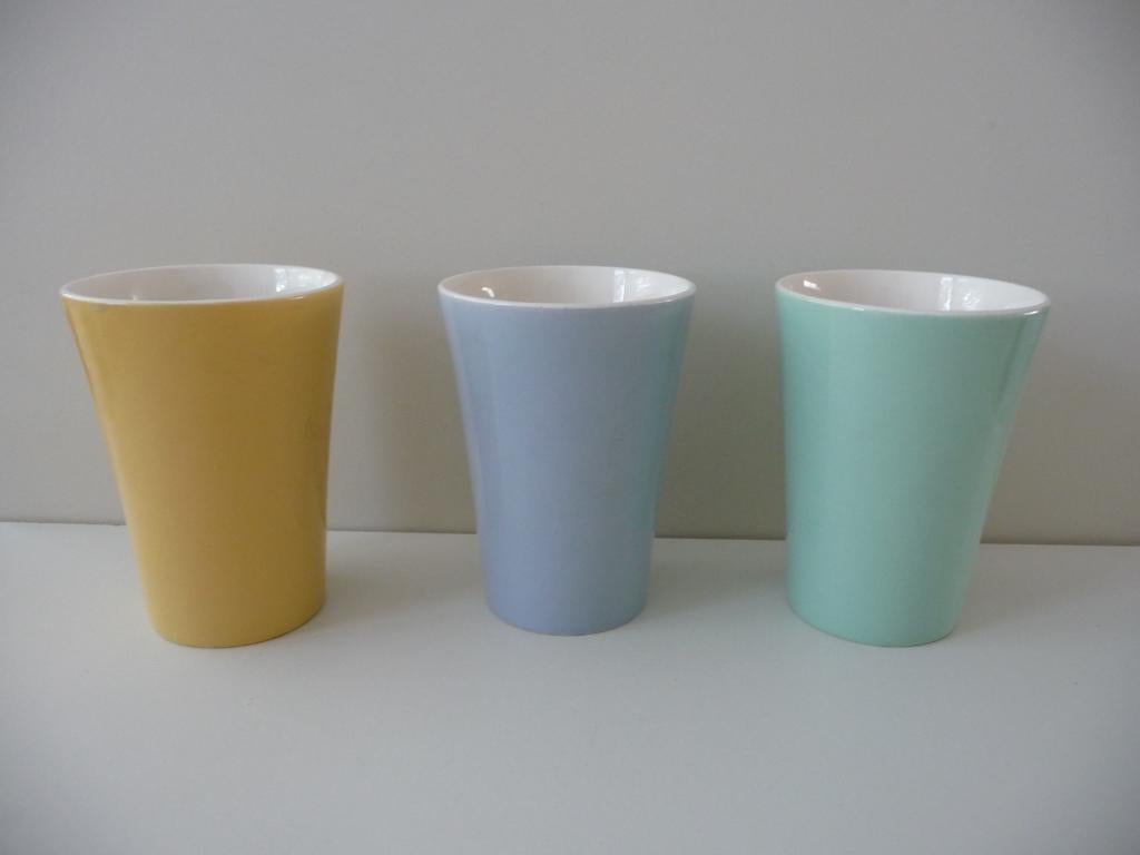 3 DRINKBEKERS pastelkleurig - REGOUT MAASTRICHT (R), Antiek en Kunst, Ophalen of Verzenden