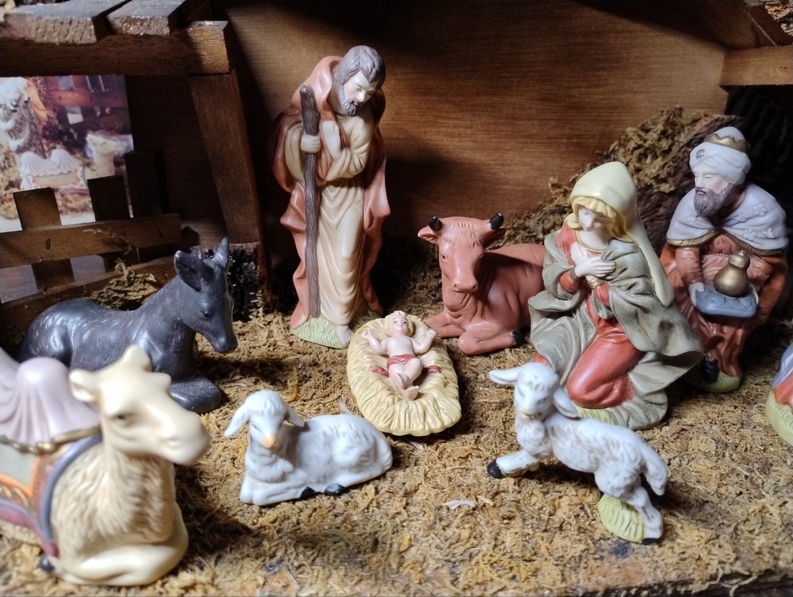 kerststal met houten stal en diverse figuren. In goede staat, Diversen, Kerst, Zo goed als nieuw, Ophalen of Verzenden