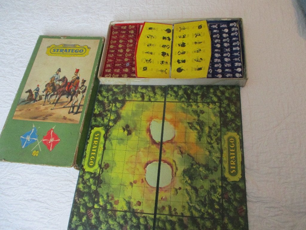 Stratego de oudste ,met schade aan de doos.v.a 30,00e, Een of twee spelers, Ophalen of Verzenden, Gebruikt
