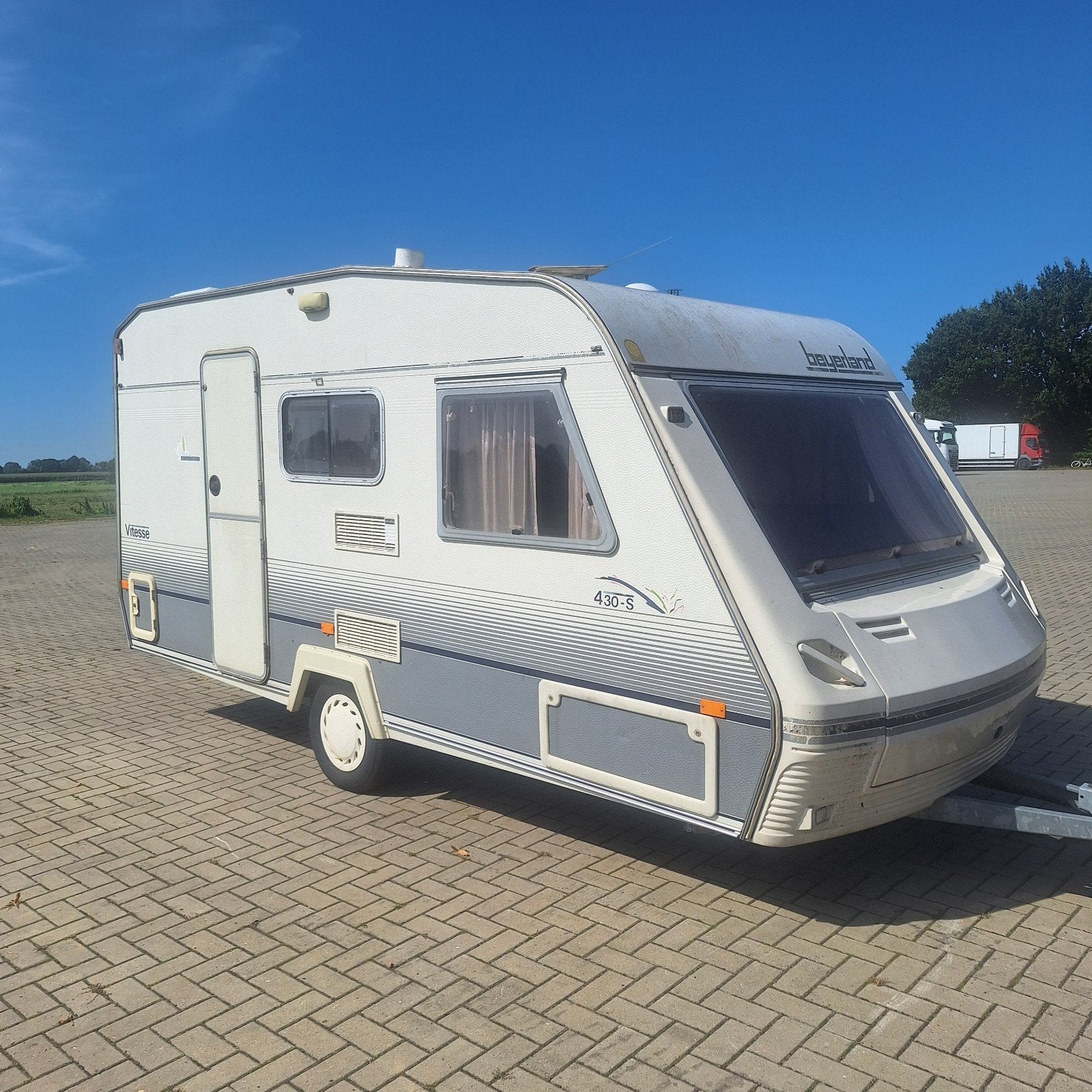 Beyerland Vitesse 430S, Voortent, Vochtschade, Toilet, Caravans en Kamperen, Rondzit, Schokbreker, Bedrijf, 500 - 750 kg