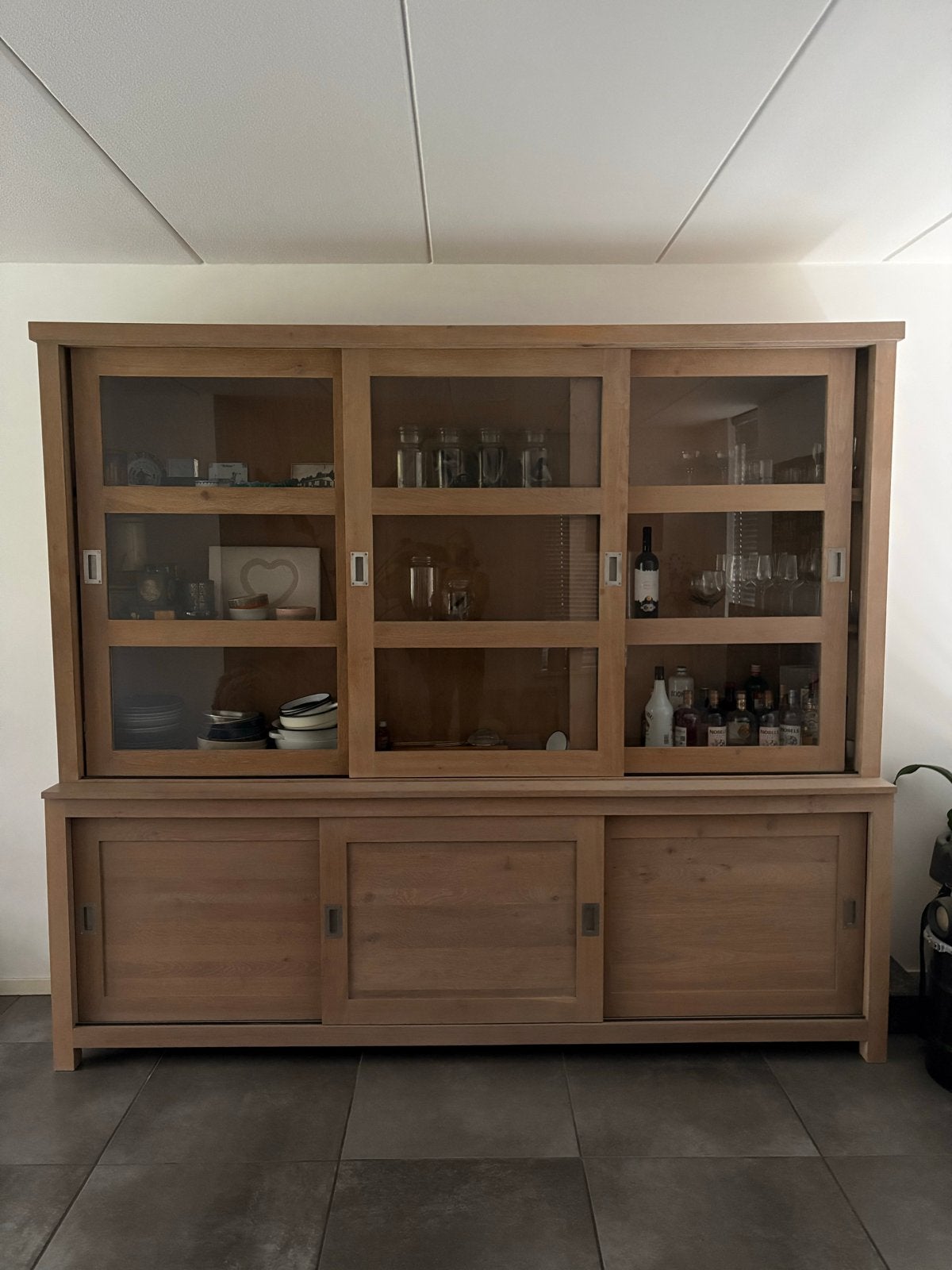 Houten vitrinekast met schuifdeuren