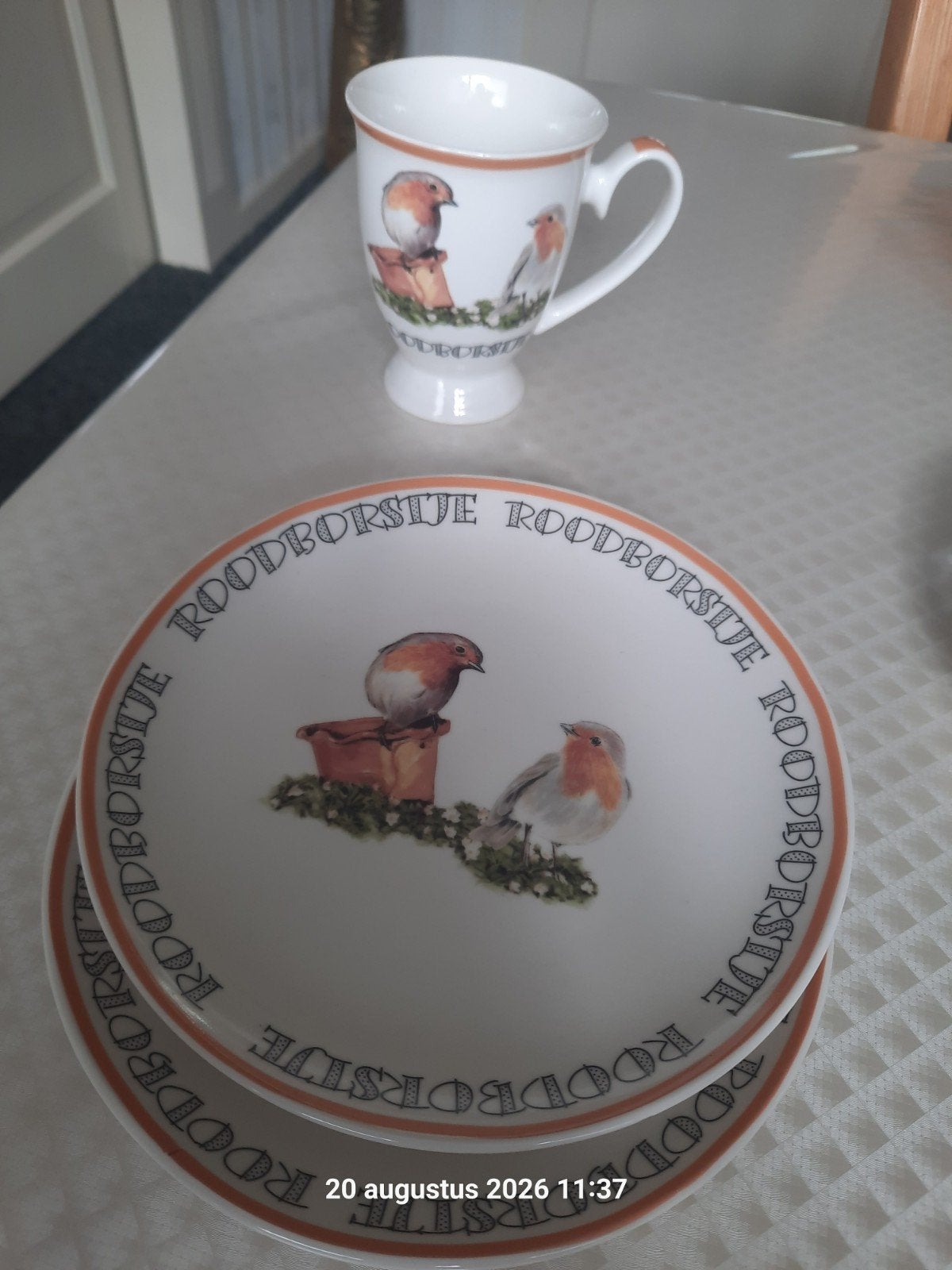 Mokken en schotels met vogelprint - diverse sets, Ophalen of Verzenden, Zo goed als nieuw, Overige stijlen, Kop(pen) en/of Schotel(s)