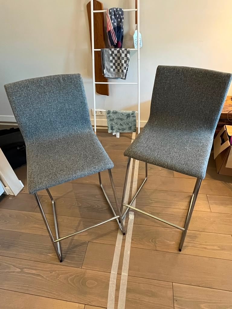 Barkrukken (Two Gray Bar Stools/Barkrukken), Ophalen, 60 tot 90 cm, Zo goed als nieuw, Metaal