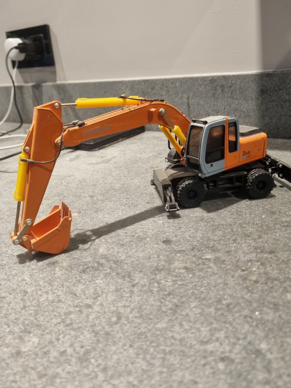 Schaalmodel Hitachi Zaxis 160W Graafmachine 1:40, Gebruikt, 1:32 tot 1:50, Overige typen, Ophalen
