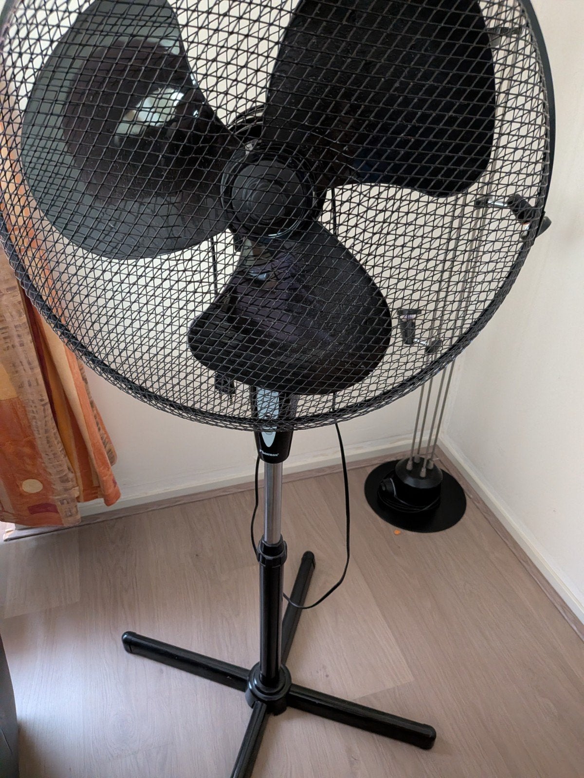 Zwarte statiefventilator - Krachtige verkoeling, Witgoed en Apparatuur, Ventilatoren, Ophalen, Gebruikt, Statiefventilator