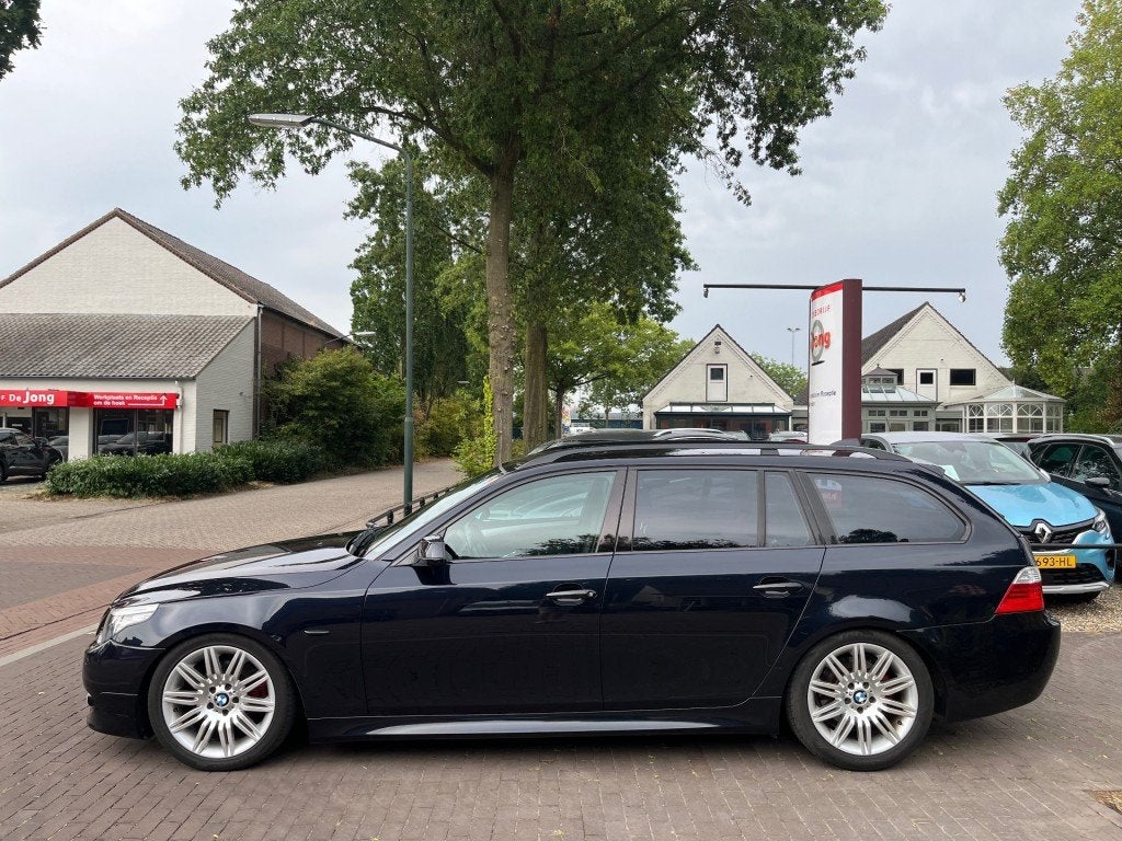 Bmw 5-SERIE TOURING 520I M-PAKKET AUTOMAAT / NAVI / AIRCO-EC, Auto's, Automaat, Achterwielaandrijving, 4 cilinders, 1565 kg