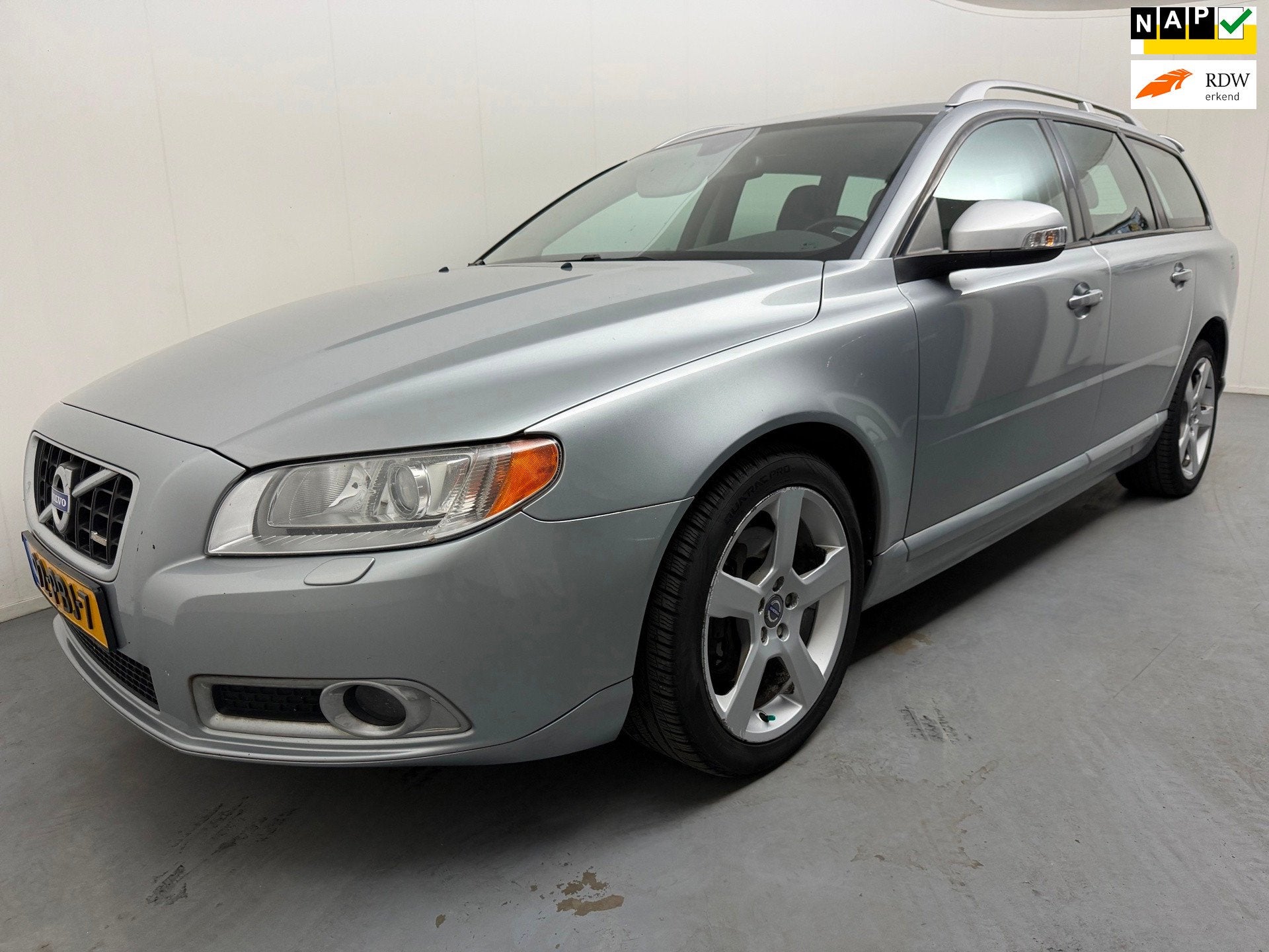 Volvo V70 2.0T R-Edition # Leder # Xenon # Trekhaak # Clima, 4 cilinders, 1558 kg, 93 €/maand, 203 pk