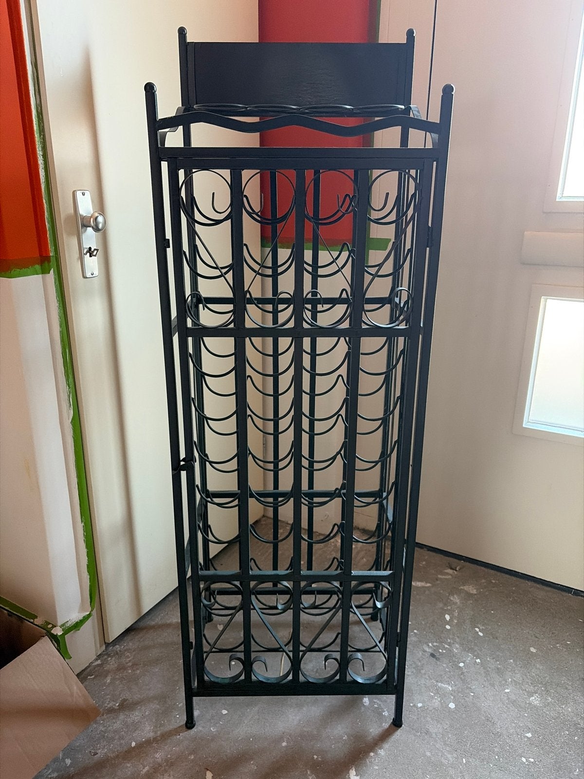 Zwart metalen wijnrek met ruimte voor 30 flessen, Huis en Inrichting, Woonaccessoires | Wijnrekken, Ophalen, Gebruikt, 25 flessen of meer