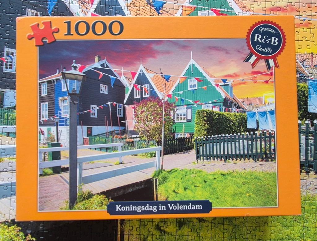 R&b puzzel, koningsdag in Volendam., Ophalen of Verzenden, 500 t/m 1500 stukjes, Zo goed als nieuw, Legpuzzel
