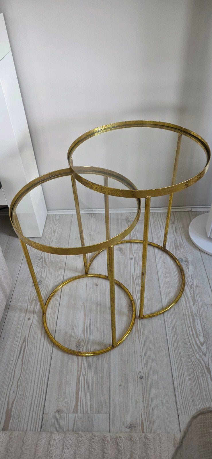 Set van 2 gouden bijzettafels met glazen blad, Minder dan 55 cm, Rond, Glas, Ophalen