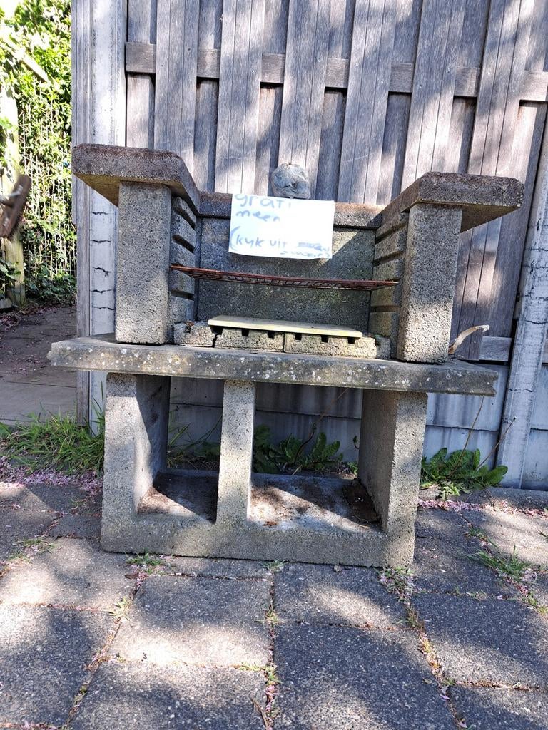 Gratis af te halen: Betonnen BBQ (zware losse delen), Ophalen of Verzenden, Gebruikt