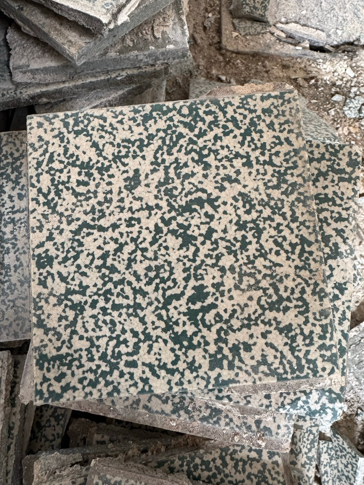 Oude mozaïek tegels groen gespikkeld - Ostara West-Germany, Ophalen, Gebruikt, Keramiek, Minder dan 20 cm