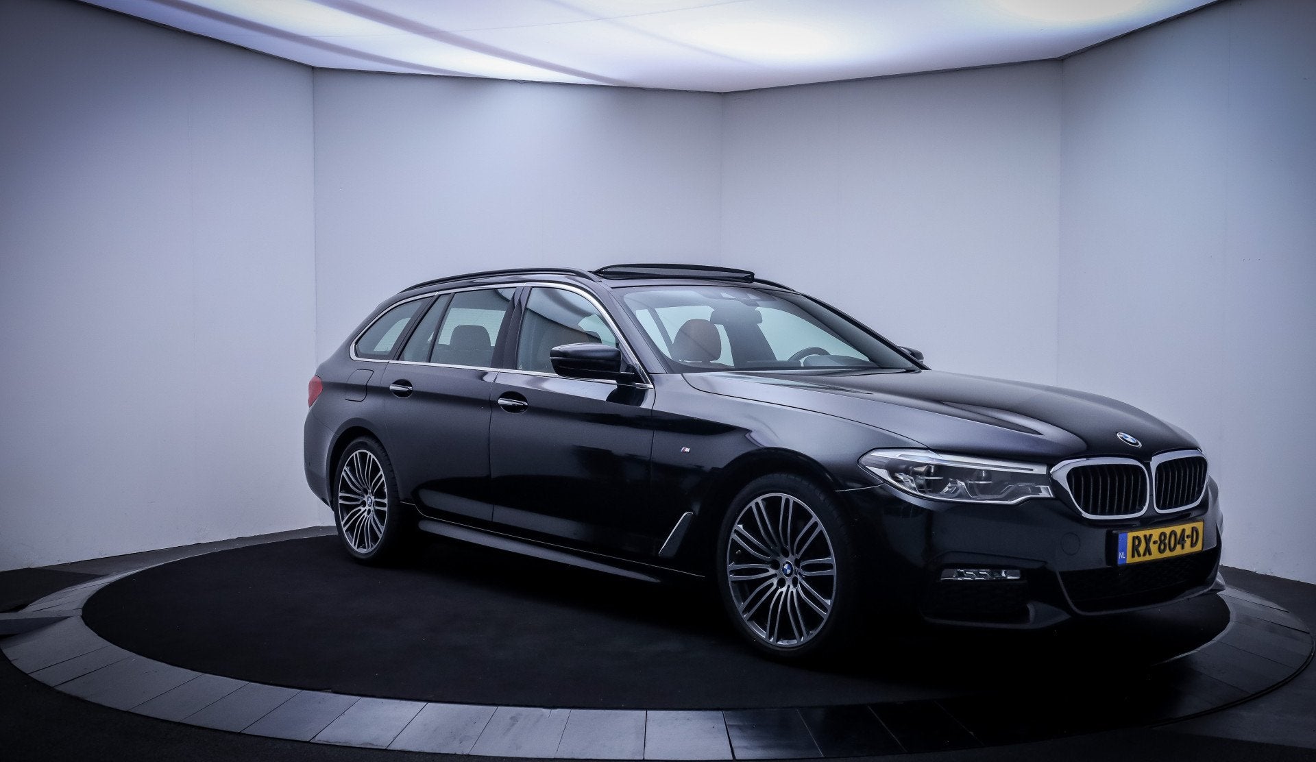 BMW 5 Serie Touring 520iA M-SPORT High Executive PANO | MEMO, Achterwielaandrijving, Gebruikt, Euro 6, 4 cilinders