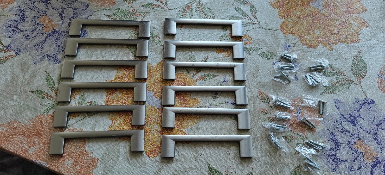 Set van 12 Gebruikte Keukenkast Handgrepen met Schroeven, Ophalen of Verzenden, Zo goed als nieuw, Rvs, Overige typen