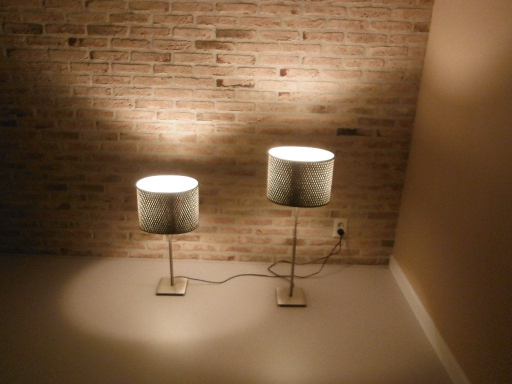 twee nieuwe identieke IKEA Aleng tafel lampen met grijze kap, Kunststof, Verzenden, 68 cm, Nieuw