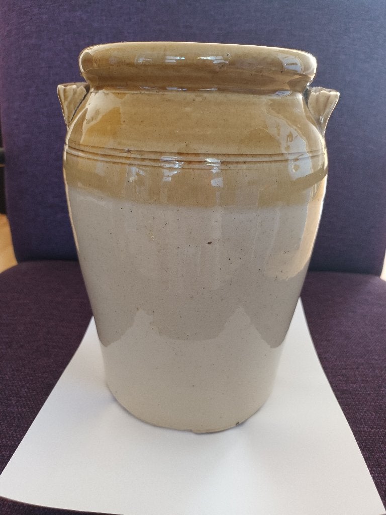 Antieke tweekleurige (voorraad)pot, gemerkt, Ophalen