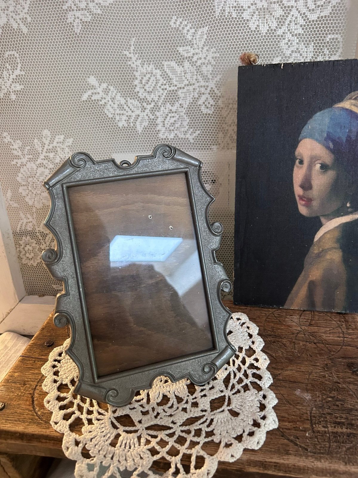 Oud fotolijstje met houten achterkant, Ophalen of Verzenden