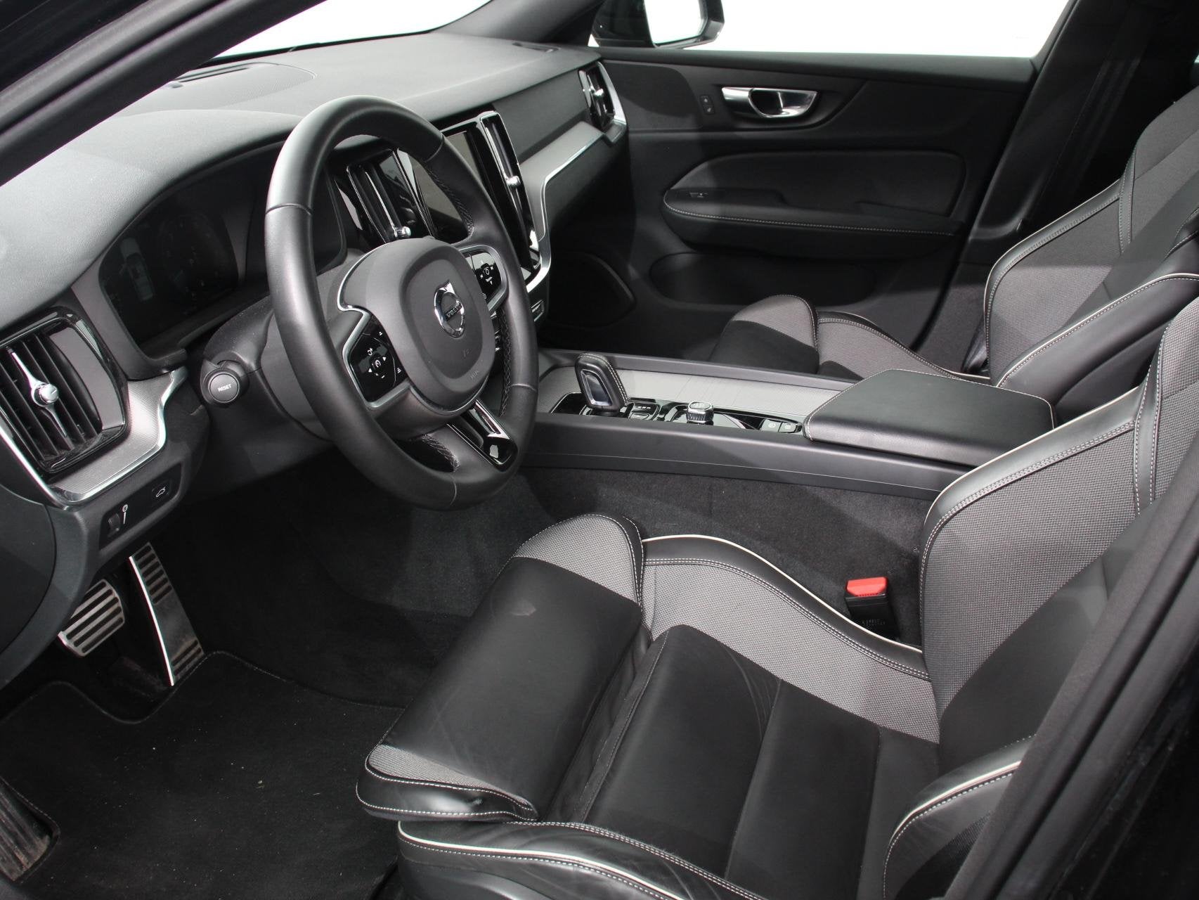 Volvo V60 2.0 B4 R-Design Navigatie Climate control Cruise c, Euro 6, 4 cilinders, 1969 cc, 1634 kg