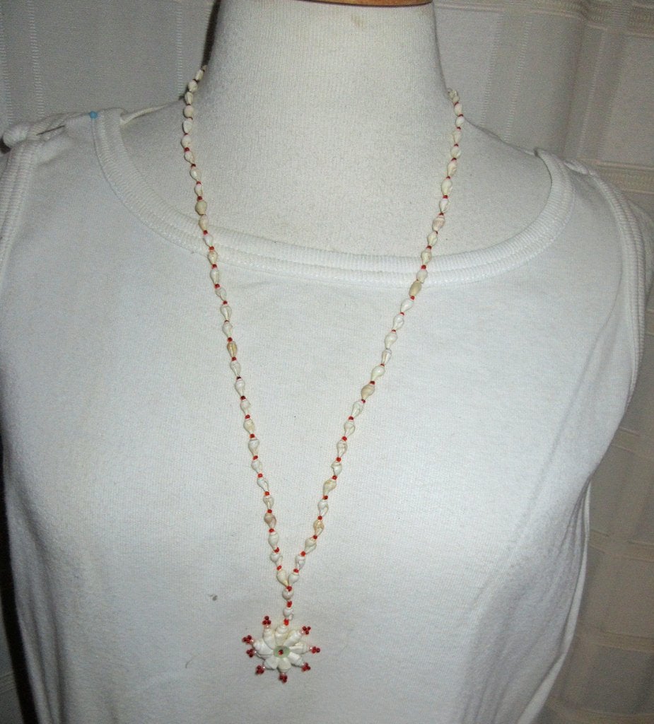 ketting 19 schelpen met hanger retro vintage jaren 70, Wit, Ophalen of Verzenden, Zo goed als nieuw, Overige materialen