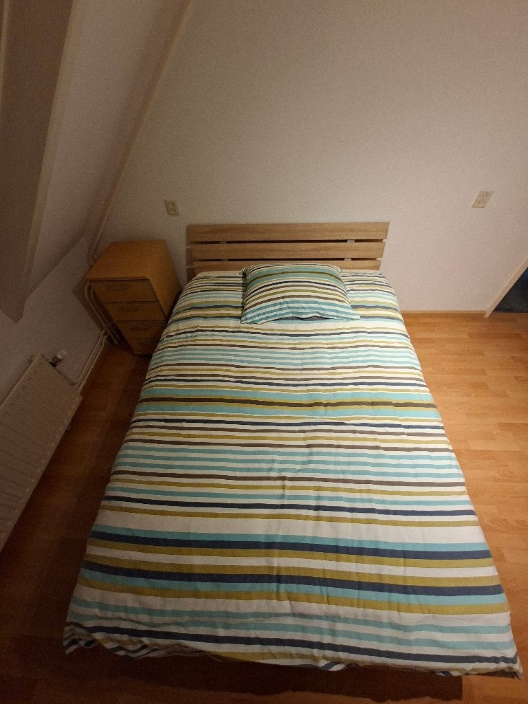 Bed, Ophalen, Gebruikt, 140 cm, Twijfelaar
