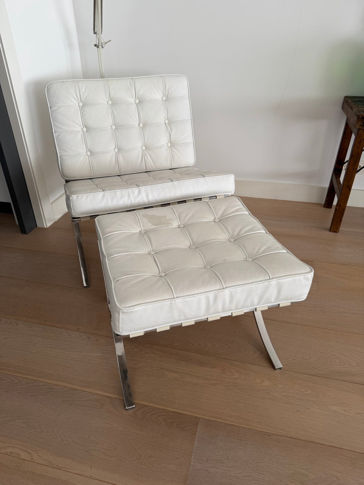 Witte Barcelona stijl stoel met poef, Ophalen, Gebruikt, Barcelona, 75 tot 100 cm