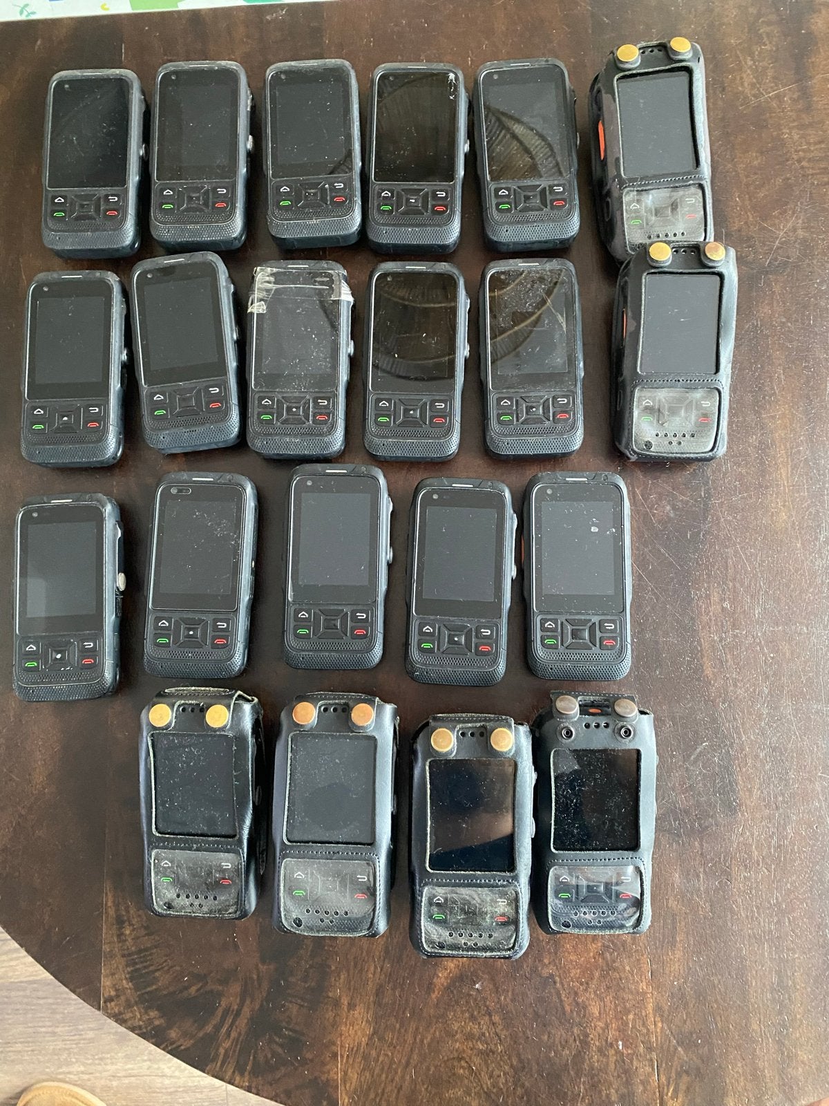 Grotebundel21x4G portofoons, 1x scherm 4 laders, 18x oortjes, Ophalen of Verzenden, Gebruikt, Portofoon of Walkie-talkie