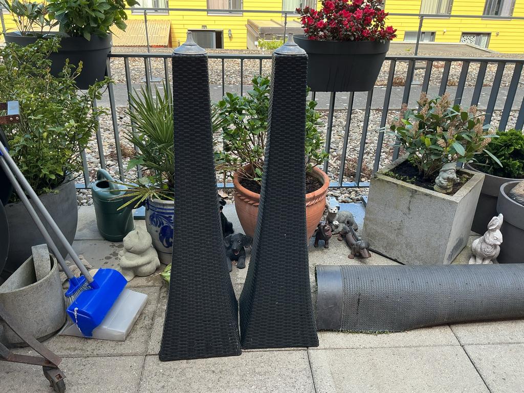 Twee zwarte buiten olie lampen 106 cm hoog, Ophalen, Gebruikt