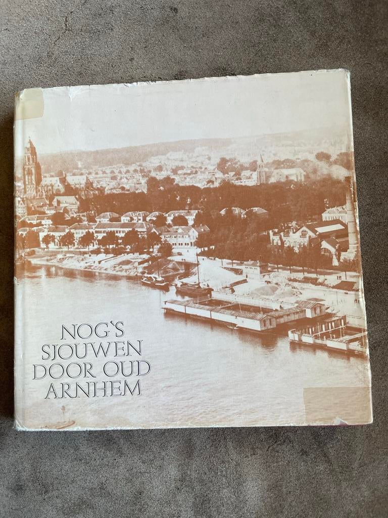 Nog's Sjouwen Door Oud Arnhem, Boeken, Ophalen of Verzenden, 20e eeuw of later, Gelezen