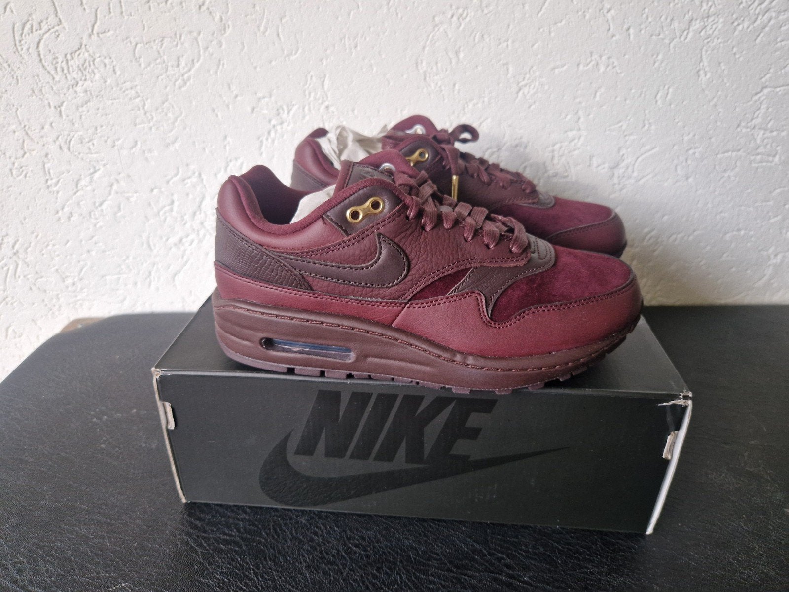 Nieuw paar Nike Air Max 1 '87 NBHD - Burgundy Crush maat 36, Ophalen of Verzenden, Nieuw, Overige kleuren, Sneakers of Gympen