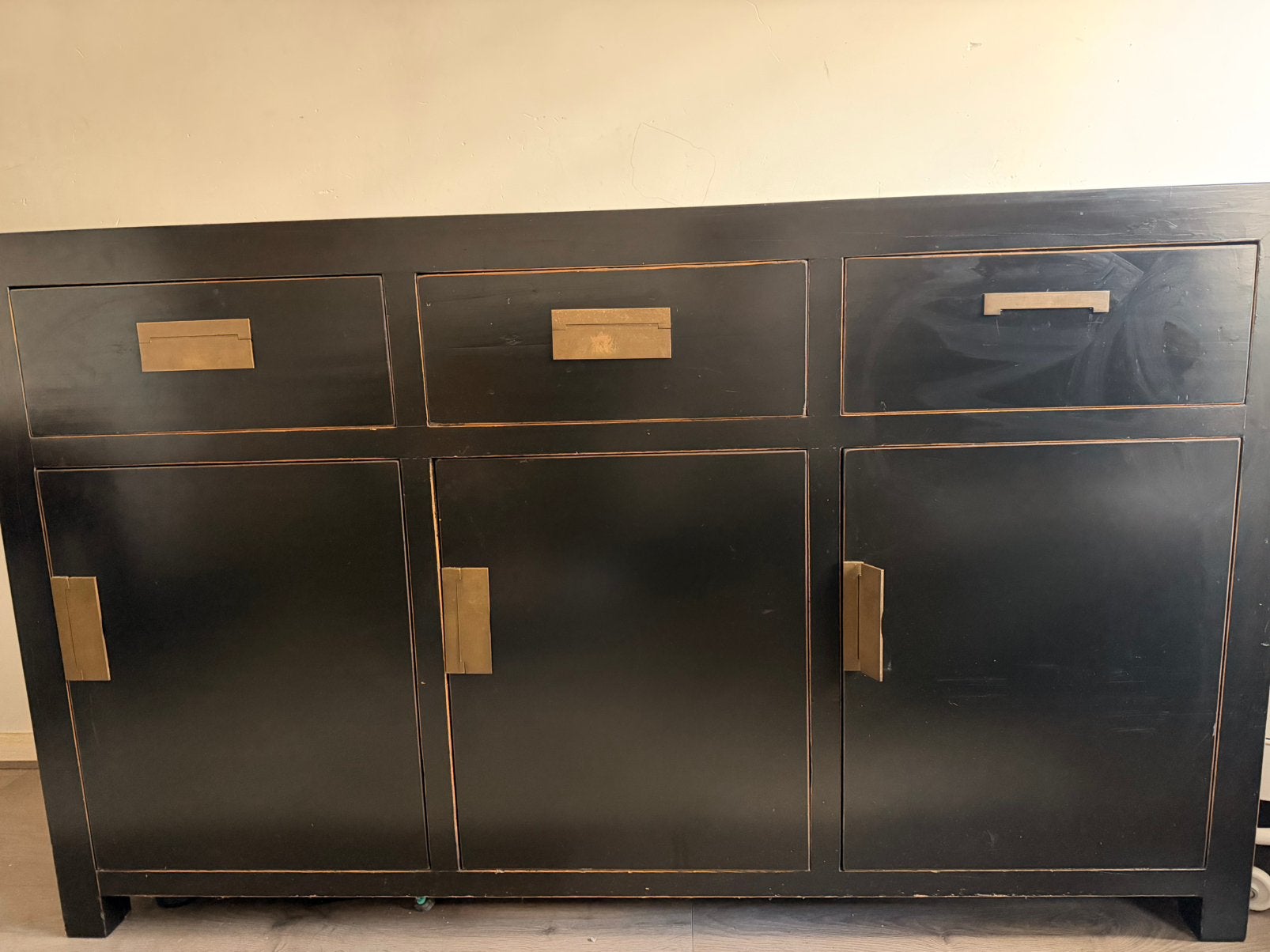 Zwart dressoir met goudkleurige handgrepen, Huis en Inrichting, Ophalen, Met lade(s), 150 tot 200 cm, Zo goed als nieuw