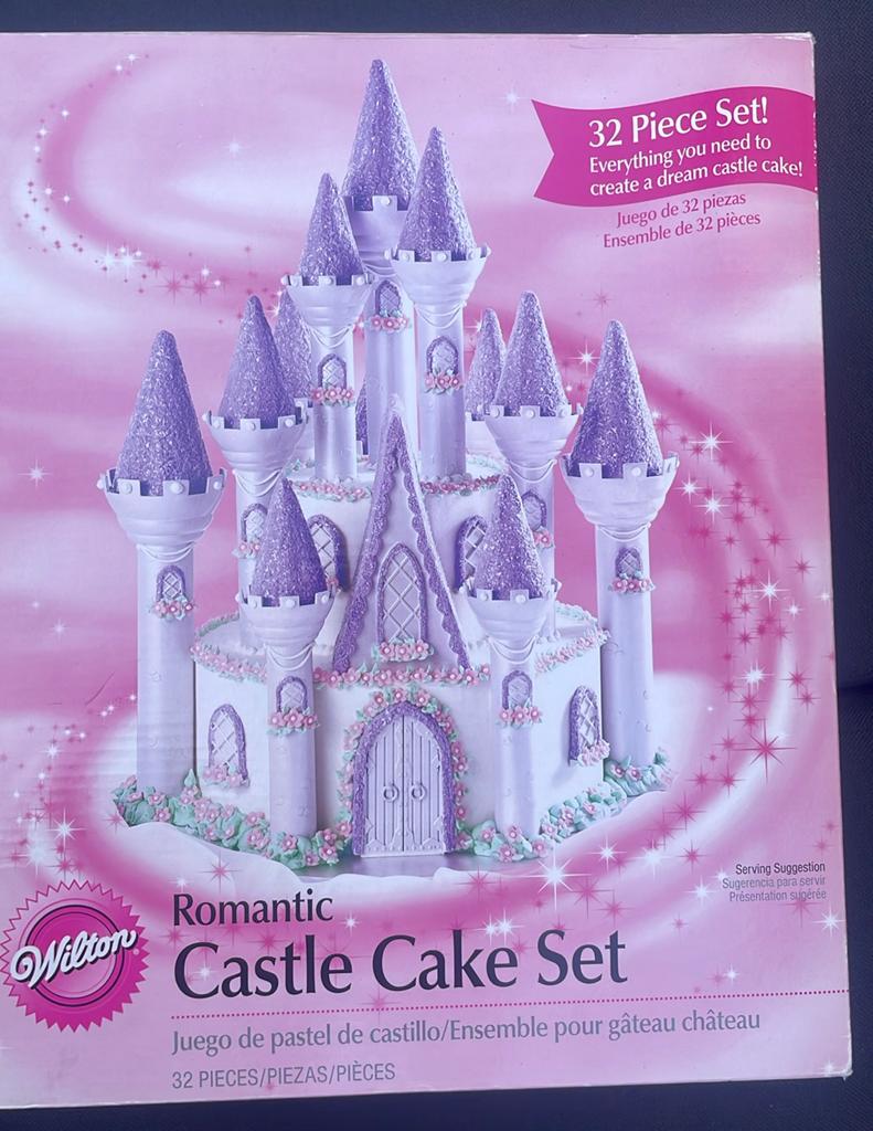 Wilton castle cake set / kasteel taart set, Ophalen of Verzenden, Zo goed als nieuw, Taarten, Versiering