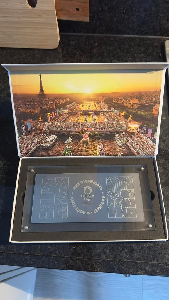Officiele plaque Olympische Spelen Parijs, Verzamelen, Speldjes, Pins en Buttons, Ophalen of Verzenden, Zo goed als nieuw, Sport