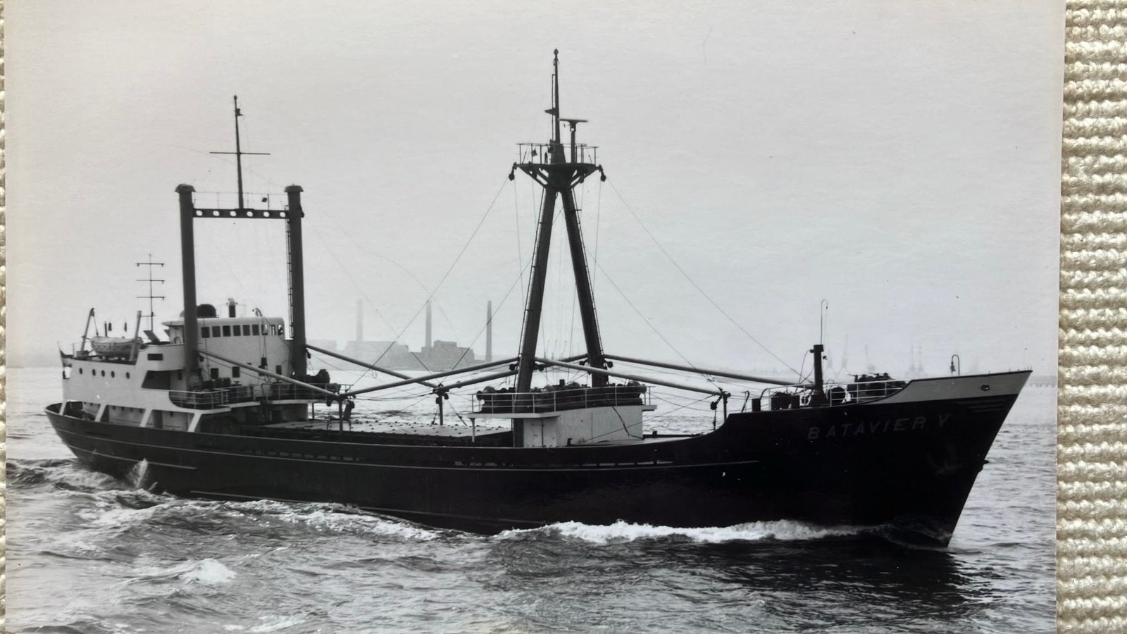 BATAVIER  V   1959  Müller   werf Friesland Lemmer, Verzamelen, Scheepvaart, Ophalen of Verzenden, Zo goed als nieuw, Kaart, Foto of Prent