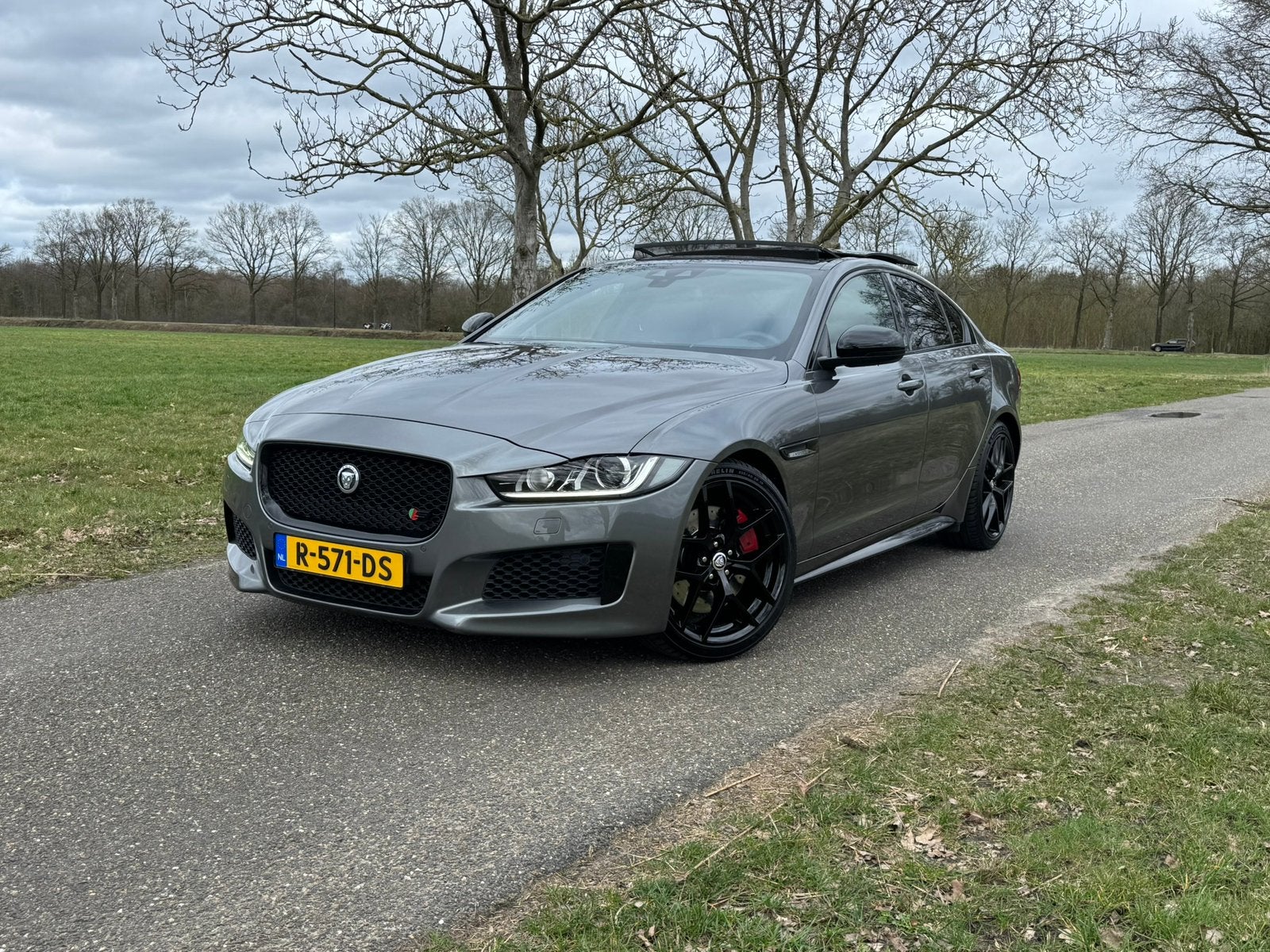 Jaguar XE 3.0 V6 S 250KW AUT 2016 Grijs, Auto's, Automaat, Achterwielaandrijving, Zwart, 2995 cc