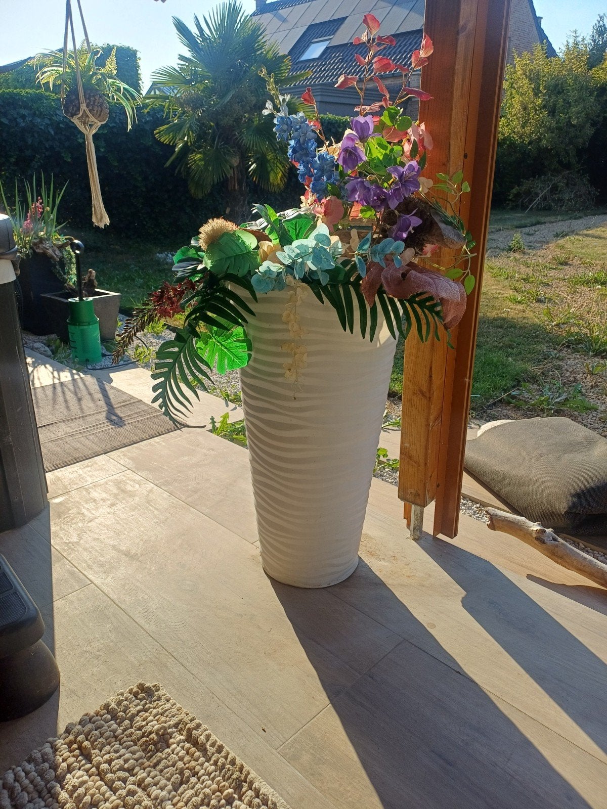 Grote witte bloempot met kunstbloemen 90 cm, Tuin en Terras, 25 tot 40 cm, Kunststof, Gebruikt, Rond